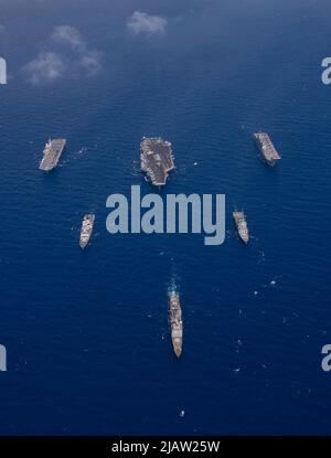 220531-N-DN159-1477 ADRIATISCHES MEER (31. Mai 2022) der Flugzeugträger der Nimitz-Klasse USS Harry S. Truman (CVN 75), Mitte, Durchläufe in Formation mit von links nach rechts dem Flugzeugträger der italienischen Marine Cavour-Klasse ITS Cavour (CVH 550), der Luftverteidigungszerstörer der italienischen Marine Andrea Doria-Klasse ITS Andrea Doria (D-553), Die Ticonderoga-Klasse führte Raketen-Kreuzer USS San Jacinto (CG 56), die spanische Navy F-100 Klasse Luftverteidigungsfrigate ESPS Almirante Juan De Borbón (F-102) und die spanische Navy Multi-Purpose amphibious Assault Schiff-Aircraft Carrier ESPS Juan Carlos I (L-61) zur Unterstützung der NATO-geführten Aktivität Neptune Stockfoto