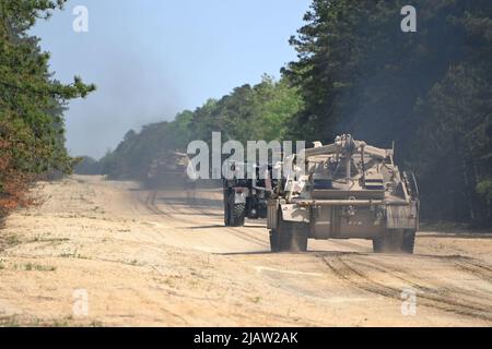 Diese Soldaten der NJARNG RTS-M absolvieren die Vehicle Recovery School, eine Trainingsveranstaltung auf dem Fort Dix Range Complex. Diese Fahrzeuge wurden auf großen Fahrzeugen getestet und in der Bergung geschult, die vom Ingenieurstandort 12 bis zur Reichweite 59C durch verschiedene Geländearten fuhren, darunter Wasser, Schlamm, Sand und andere Geländebedingungen. (Fotos vom Fort Dix [TSC] Training Support Center) Stockfoto