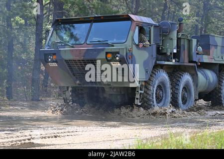 Diese Soldaten der NJARNG RTS-M absolvieren die Vehicle Recovery School, eine Trainingsveranstaltung auf dem Fort Dix Range Complex. Diese Fahrzeuge wurden auf großen Fahrzeugen getestet und in der Bergung geschult, die vom Ingenieurstandort 12 bis zur Reichweite 59C durch verschiedene Geländearten fuhren, darunter Wasser, Schlamm, Sand und andere Geländebedingungen. (Fotos vom Fort Dix [TSC] Training Support Center) Stockfoto