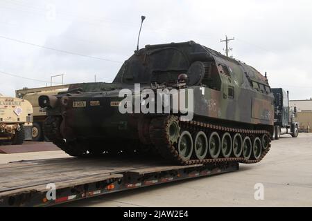 Am 22. Mai fährt ein M992 Field Artillery Ammunition Support Vehicle auf einen Transportanhänger auf Fort Stewart. 1. Mrd., 41. FA verschiffte 18 M992 FAASVs und 18 M109A6 'Paladin' Haubitze in Vorbereitung auf die Modernisierung ihrer Flotte. (USA Foto der Armee von Staff Sgt. Rakeem Carter) Stockfoto