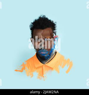 Poster mit dem Porträt des jungen ernsthaften afrikanischen Mannes auf blauem Hintergrund. Effekt mit Postergrafiken. Kombination aus Foto und Illustration. Ideen Stockfoto