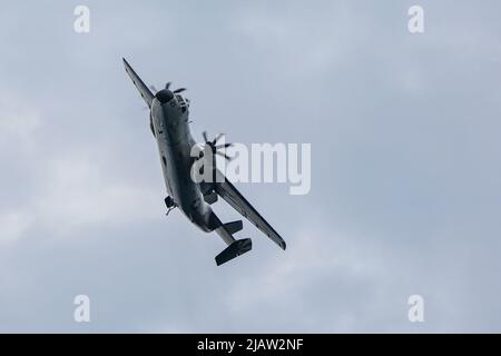 PHILIPPINE SEA (28. Mai 2022) Ein C-2A Greyhound, der den „Anbietern“ des Fleet Logistics Support Squadron (VRC) 30 zugewiesen wurde, fliegt über das Flugdeck des Flugzeugträgers USS Abraham Lincoln (CVN 72) der Nimitz-Klasse. Die Abraham Lincoln Strike Group befindet sich im geplanten Einsatzgebiet der US-Flotte für 7., um die Interoperabilität durch Allianzen und Partnerschaften zu verbessern und gleichzeitig als reaktionsfähige Truppe zur Unterstützung einer freien und offenen Region im Indo-Pazifik-Raum zu dienen. (USA Navy Foto von Mass Communication Specialist 3. Class Javier Reyes) Stockfoto