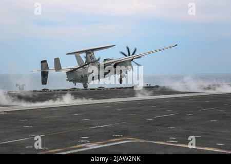 PHILIPPINE SEA (28. Mai 2022) eine E-2D Hawkeye, die den "Wallbangern" des Carrier Airborne Early Warning Squadron (VAW) 117 zugewiesen wurde, startet vom Flugdeck des Flugzeugträgers USS Abraham Lincoln (CVN 72) der Nimitz-Klasse. Die Abraham Lincoln Strike Group befindet sich im geplanten Einsatzgebiet der US-Flotte für 7., um die Interoperabilität durch Allianzen und Partnerschaften zu verbessern und gleichzeitig als reaktionsfähige Truppe zur Unterstützung einer freien und offenen Region im Indo-Pazifik-Raum zu dienen. (USA Navy Foto von Mass Communication Specialist 3. Class Javier Reyes) Stockfoto