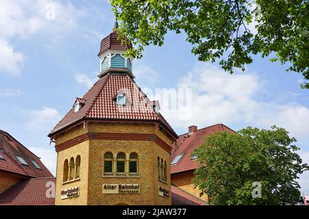 Das Restaurant und die Bierbrauerei Alter Bahnhof im Stadtteil Düsseldorf-Oberkassel in Deutschland. Stockfoto