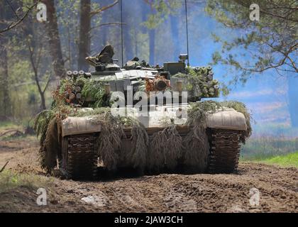 Bemowo Pikie Training Area, Orzysz, Polen - Ein Modell PT-91 Twardy, ein von den polnischen Landstreitkräften verwendeter Panzer, rückt beim letzten Trainingstag der Übung Thunderbolt Focus 2022, 27. April, näher an die Aktion heran. Polnische Soldaten unter anderem aus verbündeten Nationen arbeiteten in dynamischen Teams gegen Taktiken, Techniken und Verfahren zusammen, die von feindlichen Truppen verwendet wurden, die es den Kampfgruppen ermöglichten, alle Kampfkünste, Interoperabilität und Kontrollfähigkeiten zu üben, zu verfeinern und zu validieren. (USA Armee-Foto von SPC. Devin Klekan/Freigegeben) Stockfoto