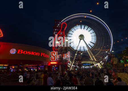 Die Nachtlichter des Riesenrads des Niagara Falls SkyWheel, einer der prominentesten Attraktionen in Clifton Hill, Niagara Falls, Ontario, Kanada Stockfoto