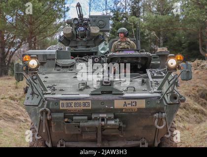 Bemowo Pikie Training Area, Orzysz, Polen - Soldaten des Brigade Engineer Bataillons 98., Washington Army National Guard, man a Reconnaissance Stryker während des letzten Trainingstages der Übung Thunderbolt Focus 2022, 27. April. US-Soldaten unter anderem aus verbündeten Nationen arbeiteten in dynamischen Teams gegen Taktiken, Techniken und Verfahren zusammen, die von feindlichen Truppen verwendet wurden und es den Schlachtgruppen ermöglichten, alle Kampfkünste, Interoperabilität und Kontrollfähigkeiten zu üben, zu verfeinern und zu validieren. (USA Armee-Foto von SPC. Devin Klekan/Freigegeben) Stockfoto