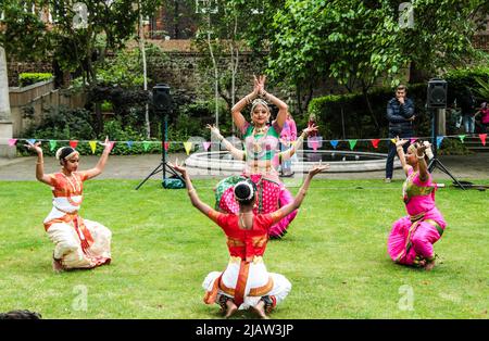 London, Großbritannien, 01. Juni 2022, Tanzschule Arunima Kumar, die zu Ehren des Jubilee der Königin 2022 in den Gärten der Westminster Abbey auftrat, Paul Quezada-Neiman/Alamy Live News Stockfoto