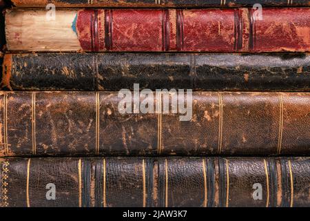 Alte Bücher veraltete Cover aus der Nähe für Textur und Hintergrund Stockfoto
