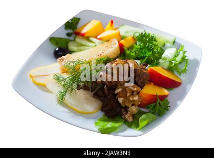 Salat mit Hühnerherzen und gebratenem Käse Stockfoto
