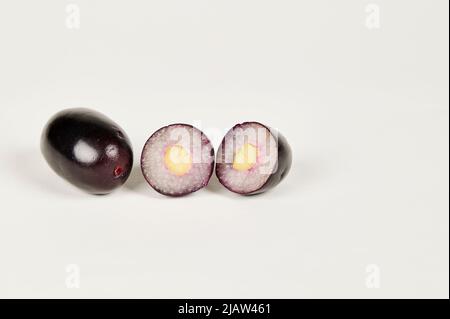 Ganze und schneiden Sie Jambolan Pflaume oder Java Pflaume oder Jamun Frucht auf weißem Hintergrund Stockfoto