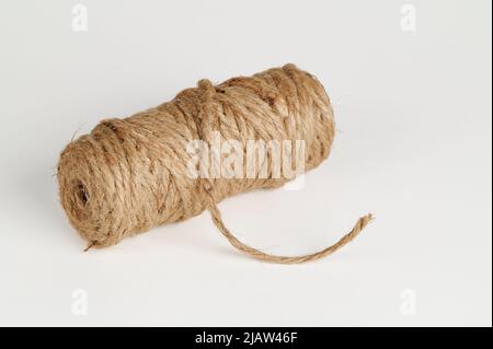 Skein aus Jute-Garn auf weißem Hintergrund Stockfoto