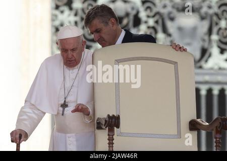 25. Mai 2022 - PAPST FRANZISKUS bei seiner generalaudienz am mittwoch auf dem Petersplatz im Vatikan. © EvandroInetti via ZUMA Wire (Bild: © Evandro Inetti/ZUMA Press Wire) Stockfoto