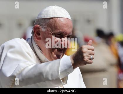 25. Mai 2022 - PAPST FRANZISKUS bei seiner generalaudienz am mittwoch auf dem Petersplatz im Vatikan. © EvandroInetti via ZUMA Wire (Bild: © Evandro Inetti/ZUMA Press Wire) Stockfoto