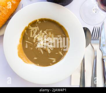 Cremige Suppe aus сhampignon Pilzen Stockfoto