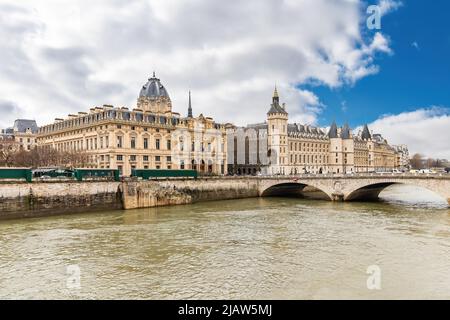 Die Conciergerie ist ein ehemaliges Gerichtsgebäude und Gefängnis in Paris, Frankreich, westlich des Île de la Cité, unterhalb des Palais de Justice. Stockfoto