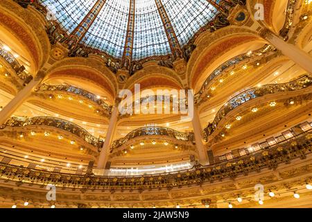 Paris, Frankreich - 17. März 2018: Die Galleries Lafayette, eine gehobene französische Kaufhauskette, die größte in Europa. Stockfoto