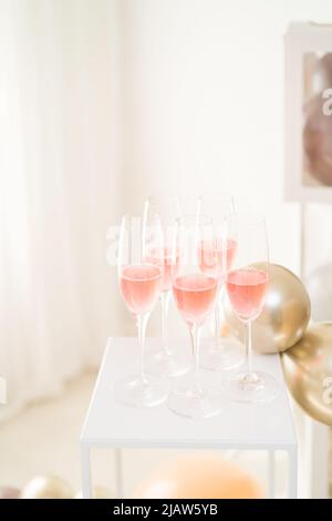 Rosafarbene Champagnergetränke zum eleganten Brunch oder zur Party Stockfoto