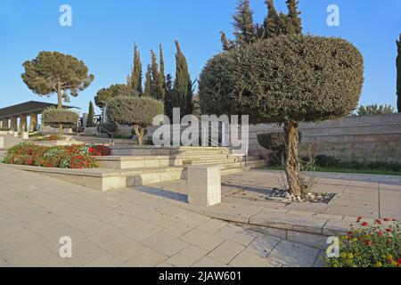 JERUSALEM, ISRAEL - 24. SEPTEMBER 2017: Dies ist die Rothschild-Straße, die zum Eingang des Knesset-Geländes führt. Stockfoto