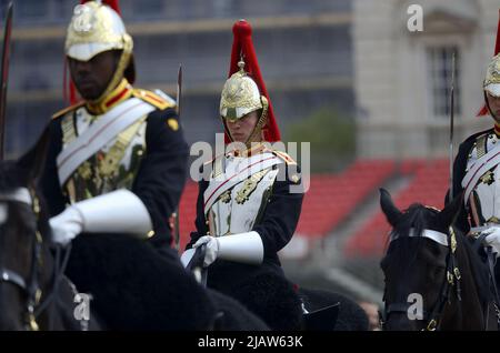 London, England, Großbritannien. Täglicher Wachwechsel bei der Horse Guards Parade - Mitglieder der Blues und Royals Stockfoto