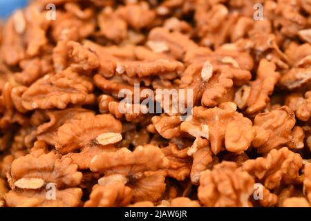 Getrocknete und gereinigte verzehrfertige Walnüsse Stockfoto