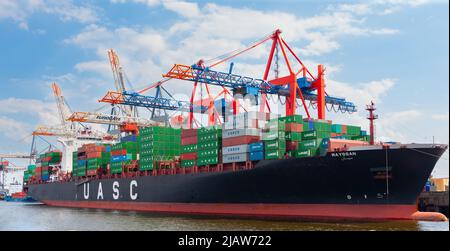 Hamburg, 12. Juli 2011 : stark beladenes Containerschiff, das am Südufer der Elbe angedockt ist Stockfoto