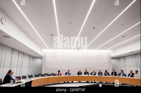 2022-06-01 14:26:44 DEN HAAG - Dion Graus PVV (links) während einer Ausschussdebatte über den Luftverkehr im Repräsentantenhaus. ANP ROBIN UTRECHT niederlande Out - belgien Out Stockfoto