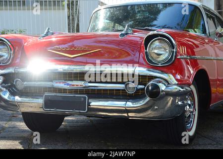 Vintage Belair chevrolet Auto auf Ausstellung von Oldtimern in Brasilien, Südamerika, Bottom-up-Ansicht, rote Farbe Stockfoto