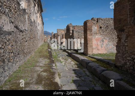 Straße mit Mauern von zerstörten Häusern in Pompeji, Italien Stockfoto