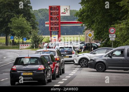 2022-06-01 12:34:58 ELTEN - Massen an einer Tankstelle in der deutschen Grenzstadt Elten am Grenzübergang Beek. Autofahrer aus den Niederlanden tanken bei den östlichen Nachbarn, die die Verbrauchsteuern auf Kraftstoff gesenkt haben. Ab heute gilt dort der niedrigste Verbrauchsteuerwert, der in der Europäischen Union zulässig ist, was für viele Niederländer Grund ist, die Grenze zu überqueren. ANP / Hollandse Hoogte / VINCENT JANNINK niederlande Out - belgien Out Stockfoto