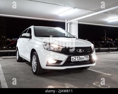 Moskau. Russland. 15. September 2021. Weißer Lada Vesta SW Kombi in einem leeren mehrstöckigen Parkplatz in der Nacht. Lada Vesta SW ist ein modernes russisches Auto. Stockfoto