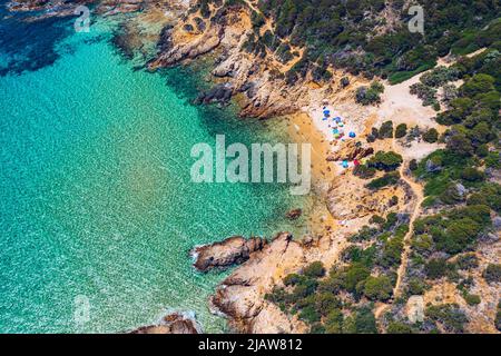 Wunderschöner Strand von Cala Cipolla in der Bucht von Chia, Sardinien, Italien. Blick auf den schönen Strand von Cala Cipolla, Insel Sardinien, Italien. Wunderschönes Meer und Strand Stockfoto