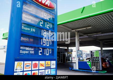 Bruchsal, Deutschland. 01.. Juni 2022. An einer Tankstelle in der Nähe von Bruchsal steht eine Preistafel. Von Anfang Juni bis Ende August wird der Steuersatz für Benzin um fast 30 Cent gesenkt, für Diesel um gut 14 Cent. Quelle: Uwe Anspach/dpa/Alamy Live News Stockfoto