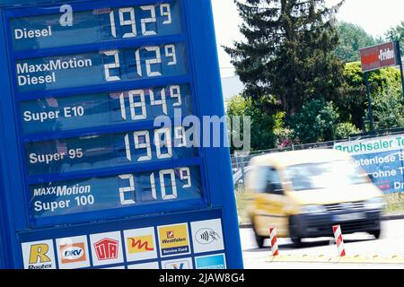 Bruchsal, Deutschland. 01.. Juni 2022. Ein Auto fährt an einer Tankstelle in der Nähe von Bruchsal an einer Preisplatine vorbei. Von Anfang Juni bis Ende August wird der Steuersatz für Benzin um fast 30 Cent gesenkt, für Diesel um gut 14 Cent. Quelle: Uwe Anspach/dpa/Alamy Live News Stockfoto