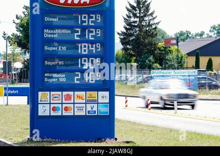 Bruchsal, Deutschland. 01.. Juni 2022. Ein Auto fährt an einer Tankstelle in der Nähe von Bruchsal an einer Preisplatine vorbei. Von Anfang Juni bis Ende August wird der Steuersatz für Benzin um fast 30 Cent gesenkt, für Diesel um gut 14 Cent. Quelle: Uwe Anspach/dpa/Alamy Live News Stockfoto