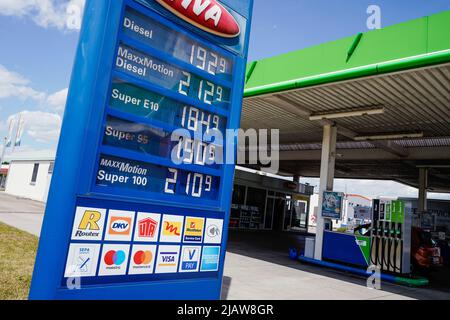 Bruchsal, Deutschland. 01.. Juni 2022. An einer Tankstelle in der Nähe von Bruchsal steht eine Preistafel. Von Anfang Juni bis Ende August wird der Steuersatz für Benzin um fast 30 Cent gesenkt, für Diesel um gut 14 Cent. Quelle: Uwe Anspach/dpa/Alamy Live News Stockfoto