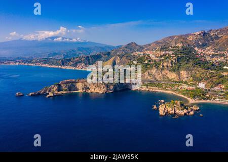 Taormina ist eine Stadt auf der Insel Sizilien, Italien. Ätna über Taormina Stadtbild, Messina, Sizilien. Blick auf Taormina in Metropolitan City Stockfoto