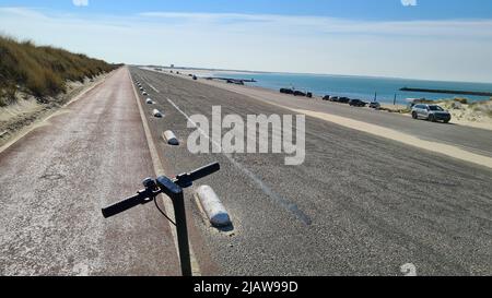 Blick auf den Ferienort Port Zelande und seine Umgebung auf den See und die Dünen unter einem teilweise blauen Himmel Stockfoto