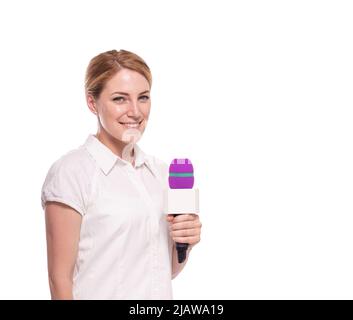 Reporter oder TV-Moderator mit einem Mikrofon auf einem weißen. Stockfoto