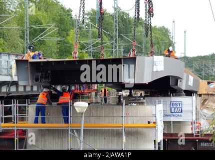 01. Juni 2022, Brandenburg, Werder (Havel): Arbeiter folgen dem Heben des mittleren Abschnitts einer Brücke über den Großen Zernsee. Die künftige Fahrrad- und Fußgängerbrücke zwischen Werder (Havel) und Potsdam soll am 2. Juni 2022 mit dem Anheben des letzten Stahlaufbaus und der Aussichtsplattform fertiggestellt werden. Foto: Soeren Sache/dpa Stockfoto