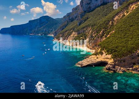 Cala Mariolu Blick von oben. Cala Mariolu berühmter Strand. Italien Sardinien Provinz Nuoro Nationalpark der Bucht von Orosei und Gennargentu Cala Mariolu Stockfoto