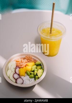Acai Schüssel mit Lachs, Reis und Avocado Stockfoto