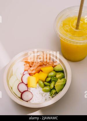 Acai Schüssel mit Lachs, Reis und Avocado Stockfoto