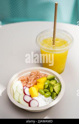 Acai Schüssel mit Lachs, Reis und Avocado Stockfoto