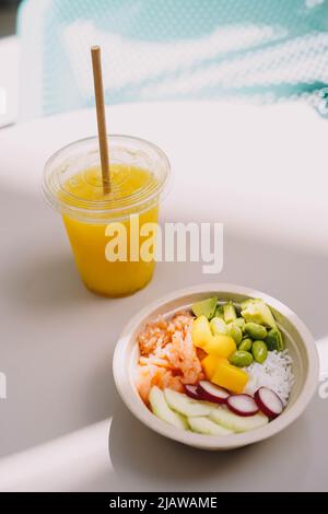 Acai Schüssel mit Lachs, Reis und Avocado Stockfoto