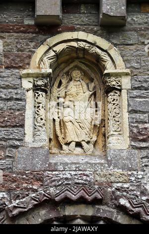 Schnitzwerk Christi in Majestät über der Südtür (1140-50), St. Peter's Church, Rous Lench, Worcestershire Stockfoto