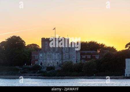 Brownsea Castle bei Sonnenuntergang auf Brownsea Island in Poole Harbour, Dorset, England, Großbritannien. Blick vom Meer. Stockfoto