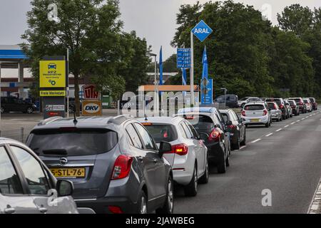 2022-06-01 13:03:01 ELTEN - Massen an einer Tankstelle in der deutschen Grenzstadt Elten am Grenzübergang Beek. Autofahrer aus den Niederlanden tanken bei den östlichen Nachbarn, die die Verbrauchsteuern auf Kraftstoff gesenkt haben. Ab heute gilt dort der niedrigste Verbrauchsteuerwert, der in der Europäischen Union zulässig ist, was für viele Niederländer Grund ist, die Grenze zu überqueren. ANP / Hollandse Hoogte / VINCENT JANNINK niederlande Out - belgien Out Stockfoto