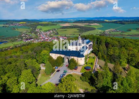 Draufsicht auf die mittelalterliche Burg Zbiroh. Tschechische Republik. Malerische Landschaft mit imposanten mittelalterlichen Schloss Zbiroh im Rokycany Bezirk, Region Pilsen, CZ Stockfoto