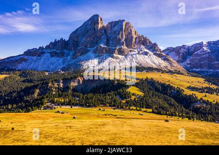 Einen wunderschönen Blick auf den Peitlerkofel Berg von Passo delle Erbe in Dolomiten, Italien. Anzeigen von Sass de Peiterkofel (peitlerkofel) am Passo delle Erbe, mit Woode Stockfoto